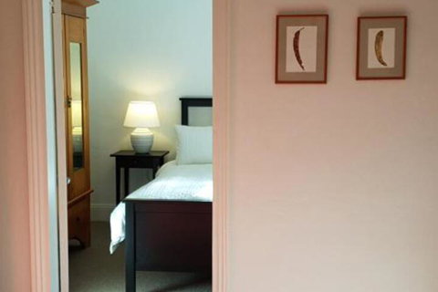 Redruth 2 Bedroom Cottage Situated In Wandiligong - Accommodation Gold Coast 6