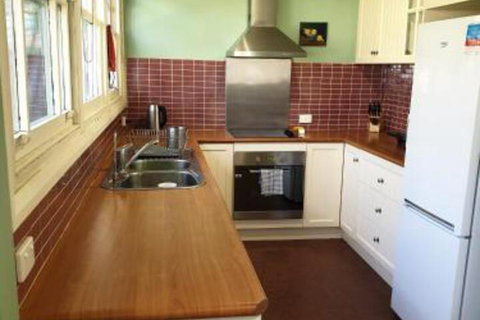 Redruth 2 Bedroom Cottage Situated In Wandiligong - Accommodation Gold Coast 3