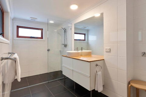 DOLPHIN LOOKOUT COTTAGE Amazing Views Of The Bay Of Fires - Accommodation Gold Coast 1