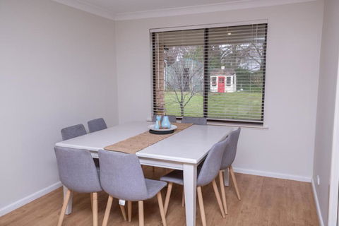 42 Rosemary Lane Â· Central Orange Spacious Family Home Quiet Lane - Gold Coast 4U 2