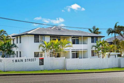 WAVES On MAIN 4 / 1 MAIN STREET - Accommodation Gold Coast 4