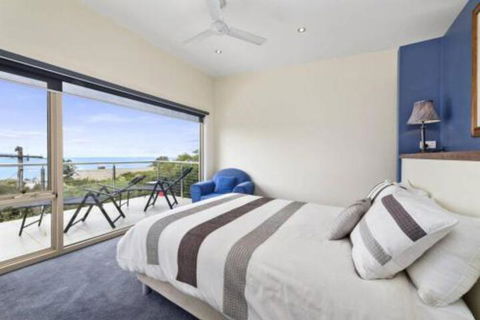 SEA SPECTACULAR Seconds From The Beach! - Accommodation Gold Coast 3