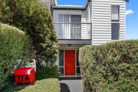 SEAVIEW Ocean Views From A Modern Townhouse - Accommodation Gold Coast 4