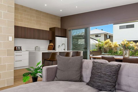 BEACHSIDE HAVEN - Accommodation Gold Coast 7