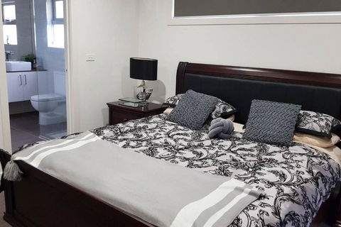 CHELSEA Family Home Close To Beach & Shops - Accommodation Gold Coast 2