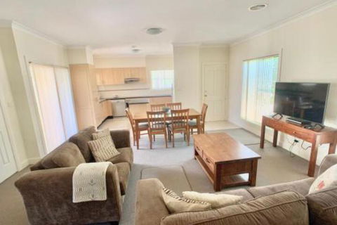 Spacious 2 Bed 2 Bath Villa Central Location Quiet - Gold Coast 4U 0