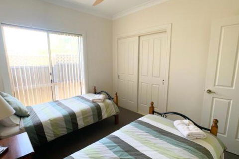 Spacious 2 Bed 2 Bath Villa Central Location Quiet - Gold Coast 4U 3