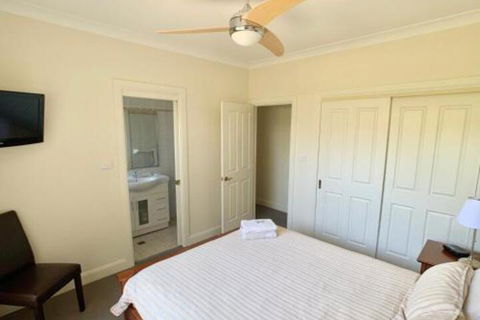 Spacious 2 Bed 2 Bath Villa Central Location Quiet - Gold Coast 4U 2