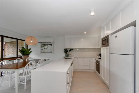 BEAUTIFULLY RENOVATED OCEANSIDE APARTMENT Lamer 9 - Accommodation Gold Coast 1