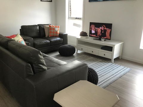Discover Warilla Bright & Airy Townhouse Near The Beach & Lake - Gold Coast 4U 6