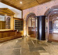 Upscale Polished King Street Suite - Gold Coast 4U