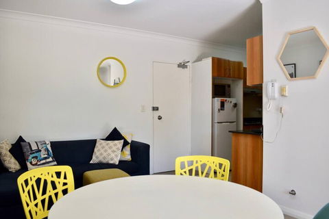 Quiet 1 Bedroom Flat In Concord - Gold Coast 4U 1
