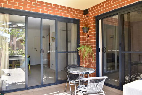 Quiet 1 Bedroom Flat In Concord - Gold Coast 4U 0