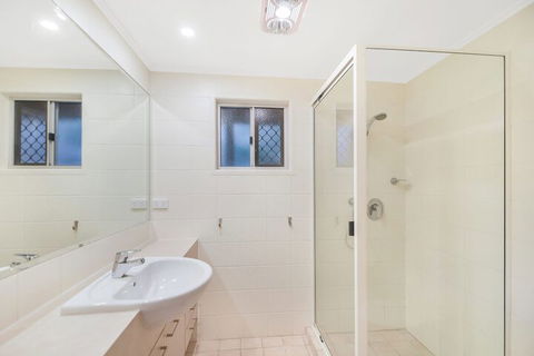 Summer Place - 24 Shearwater Street - Accommodation Gold Coast 3