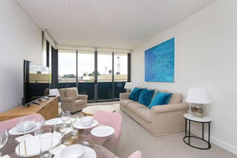 Large Modern 2 Bedroom Apartment Near Lake Claremont - 1 Gold Coast 0