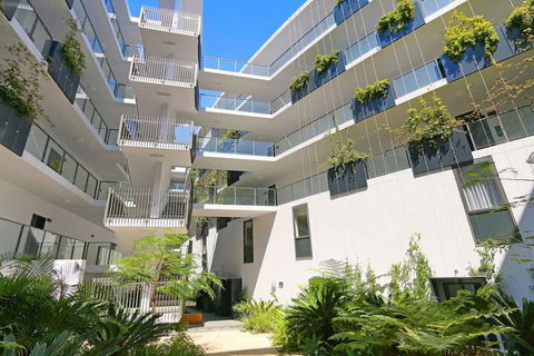Large Modern 2 Bedroom Apartment Near Lake Claremont - 1 Gold Coast 3