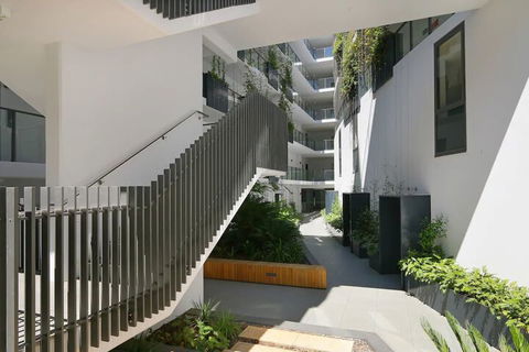Large Modern 2 Bedroom Apartment Near Lake Claremont - 1 Gold Coast 7