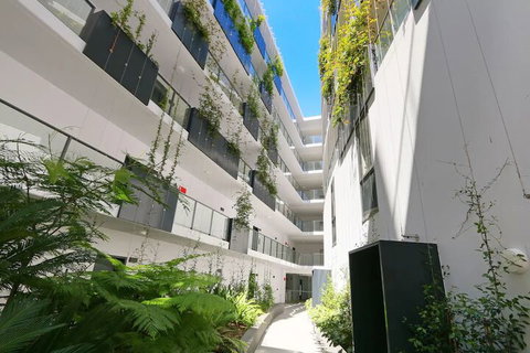 Large Modern 2 Bedroom Apartment Near Lake Claremont - 1 Gold Coast 5