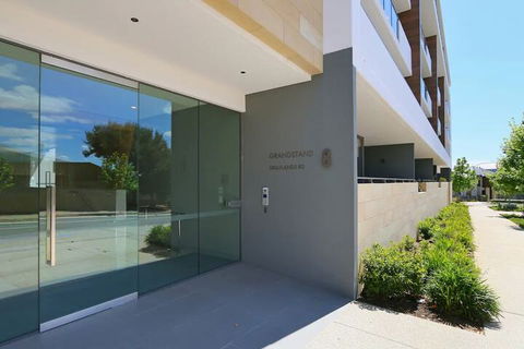 Large Modern 2 Bedroom Apartment Near Lake Claremont - 1 Gold Coast 2
