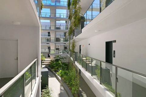 Large Modern 2 Bedroom Apartment Near Lake Claremont - 1 Gold Coast 4