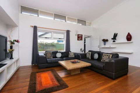 Spacious 5 Bed Home Close To Cottesloe Beach - 1 Gold Coast 0