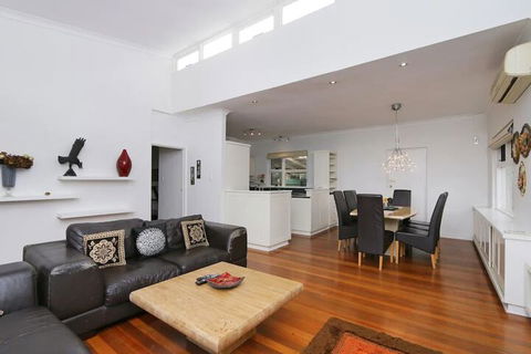 Spacious 5 Bed Home Close To Cottesloe Beach - 1 Gold Coast 4