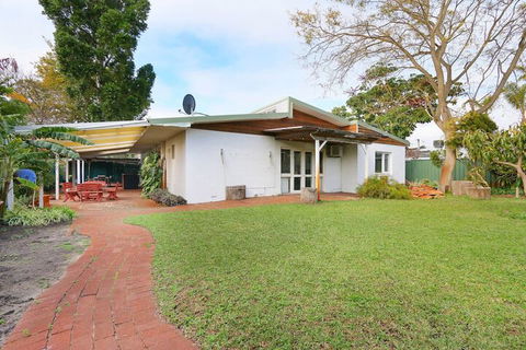 Spacious 5 Bed Home Close To Cottesloe Beach - 1 Gold Coast 2