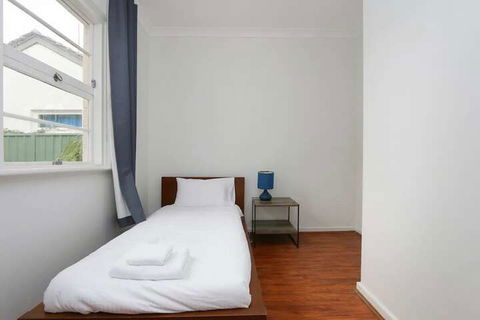 Spacious 5 Bed Home Close To Cottesloe Beach - 1 Gold Coast 5