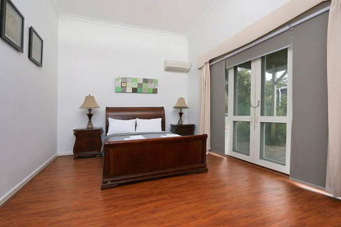 Spacious 5 Bed Home Close To Cottesloe Beach - 1 Gold Coast 6