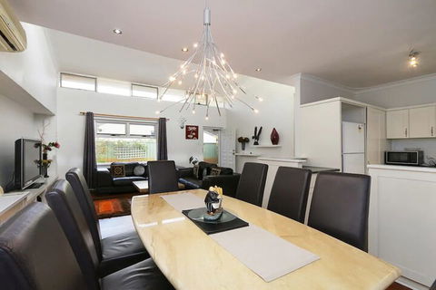 Spacious 5 Bed Home Close To Cottesloe Beach - 1 Gold Coast 7