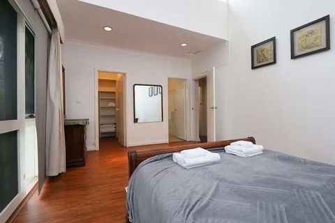 Spacious 5 Bed Home Close To Cottesloe Beach - 1 Gold Coast 3