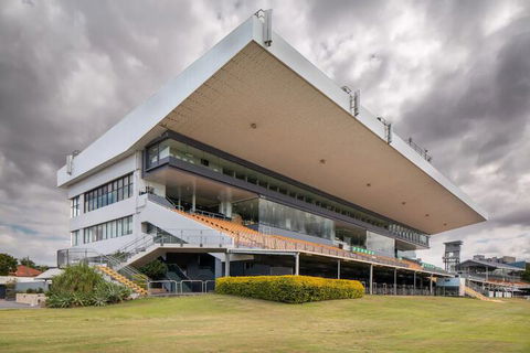 Peaceful 3 Bedroom Apartment In Ascot - Gold Coast 4U 1
