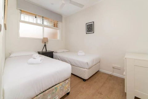 Peaceful 3 Bedroom Apartment In Ascot - Gold Coast 4U 5