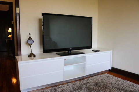 Charming & Cosy Home With City Views - 1 Gold Coast 3