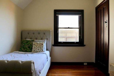 Charming & Cosy Home With City Views - 1 Gold Coast 4