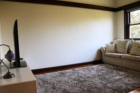 Charming & Cosy Home With City Views - 1 Gold Coast 7