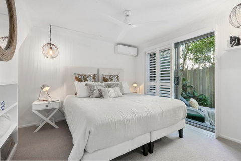 Luxury Beachside Apartment - Accommodation Gold Coast 5