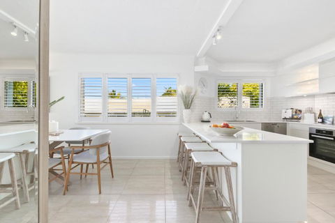 Luxury Beachside Apartment - Accommodation Gold Coast 1