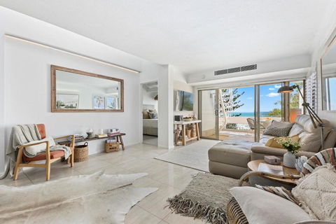Luxury Beachside Apartment - Accommodation Gold Coast 3