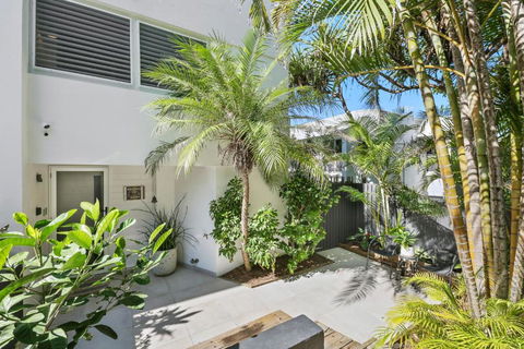 Luxury Beachside Apartment - Accommodation Gold Coast 2