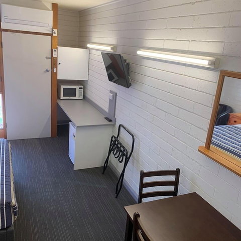 Finley Motel - 1 Gold Coast 2