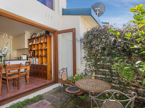 SEAVIEWS MORNINGTON.... - Accommodation Gold Coast 3