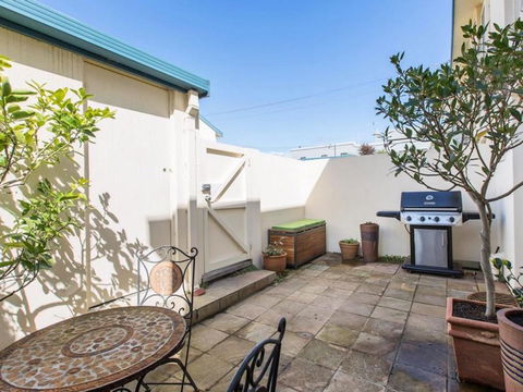 SEAVIEWS MORNINGTON.... - Accommodation Gold Coast 1