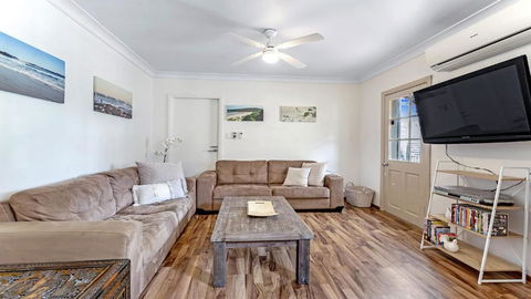 Sounds Of Sunshine 2 Downstairs Half Of House - Accommodation Gold Coast 3
