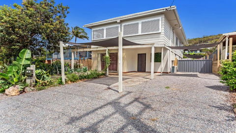 Sounds Of Sunshine 2 Downstairs Half Of House - Accommodation Gold Coast 5