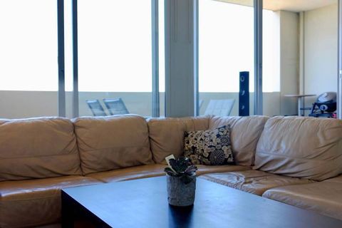 Spacious One Bedroom Apartment With Large Balcony - Accommodation Gold Coast 4