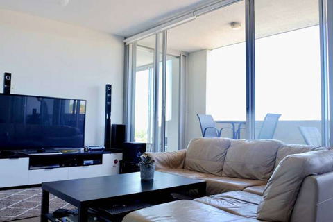 Spacious One Bedroom Apartment With Large Balcony - Accommodation Gold Coast 2