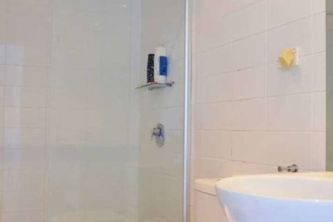 Spacious One Bedroom Apartment With Large Balcony - Accommodation Gold Coast 7