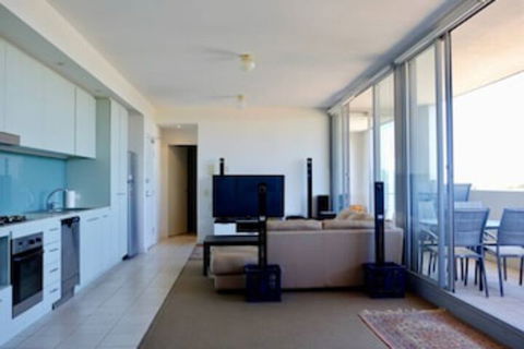 Spacious One Bedroom Apartment With Large Balcony - Accommodation Gold Coast 0