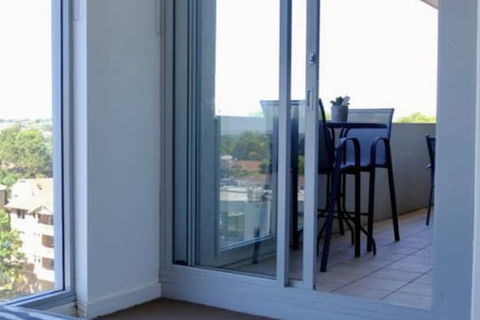 Spacious One Bedroom Apartment With Large Balcony - Accommodation Gold Coast 5